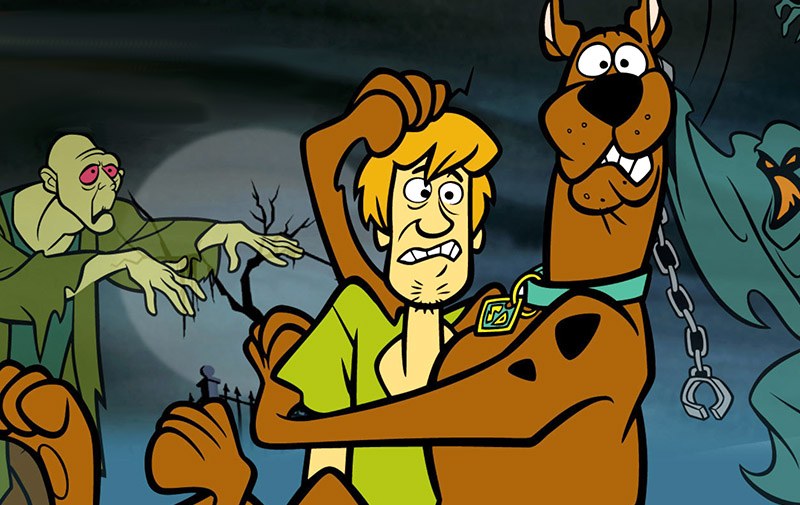 Scooby-doo and Fred scared by a ghost